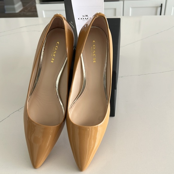 A Beautiful and almost new Elegant Patent Tan COACH Women's Shoes size 37 (6.5) - Picture 7 of 10